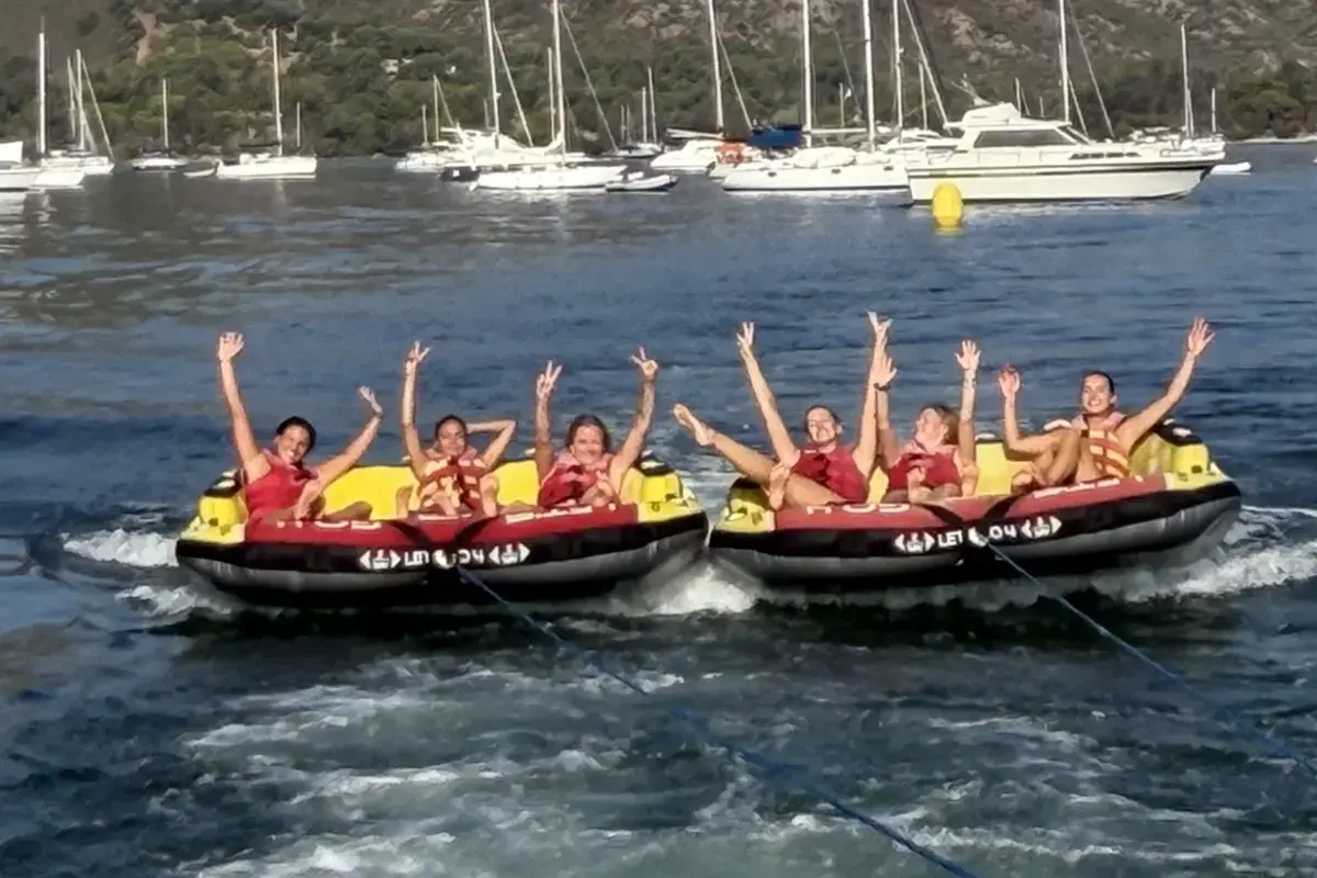 Groupe pratiquant la bouée tractée dans le golfe de Saibnt-Florent en Haute-Corse