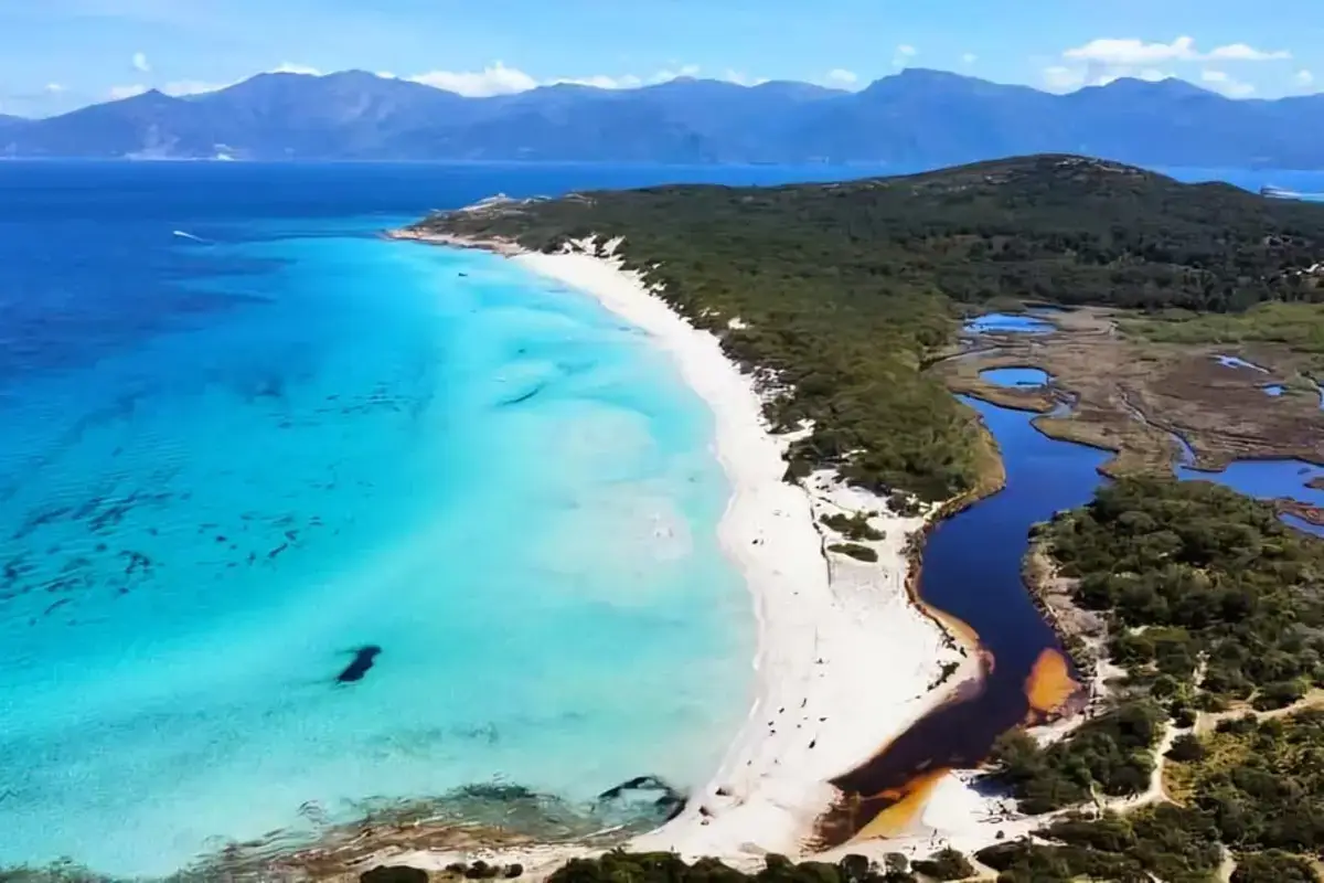 Vue aérienne à Saleccia lors d' une excursionen bateau dans le désert des Agriates en Corse