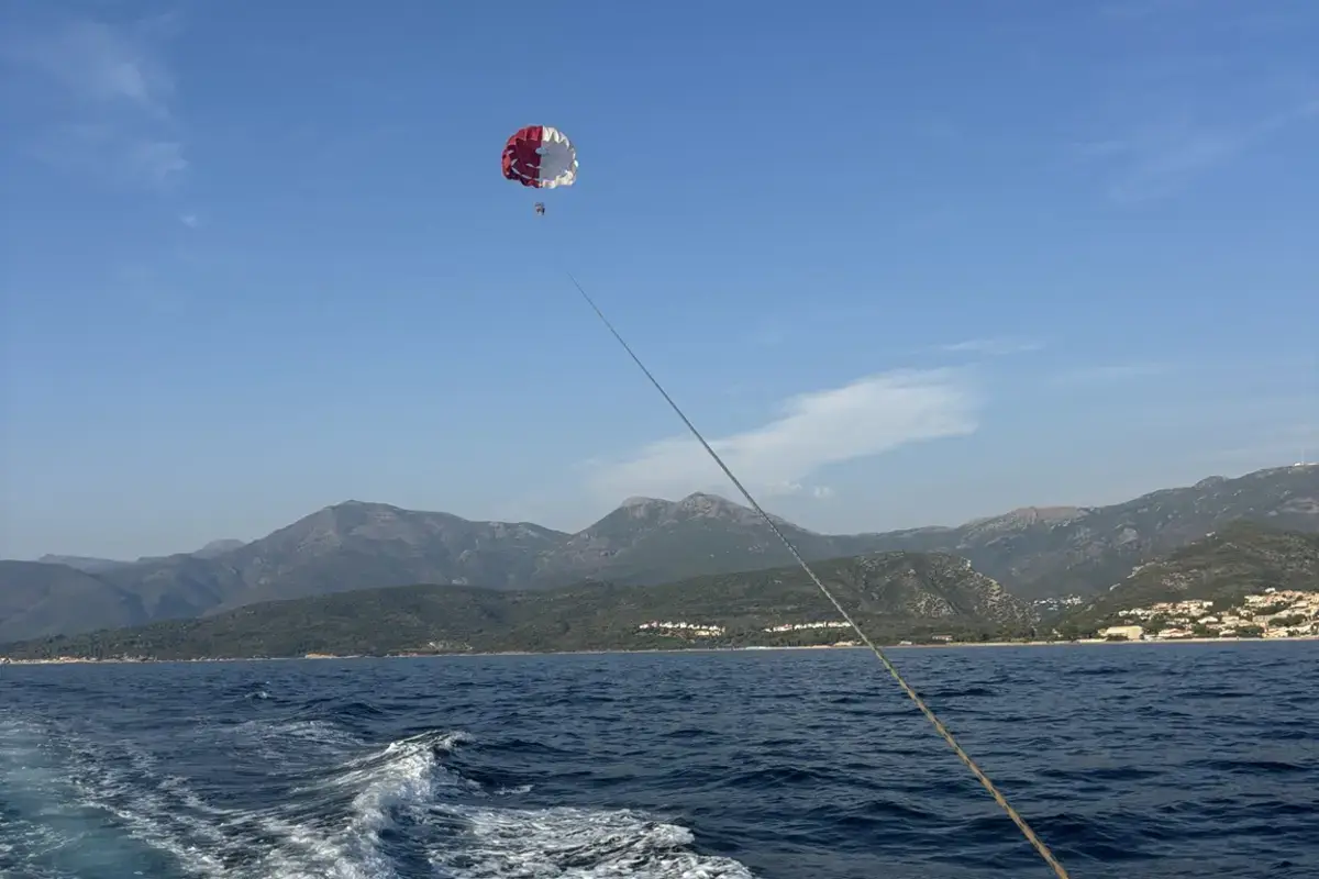 Vol en parachute ascensionnel à Saint-Florent avec vue sur le golfe et les montagnes de Haute-Corse