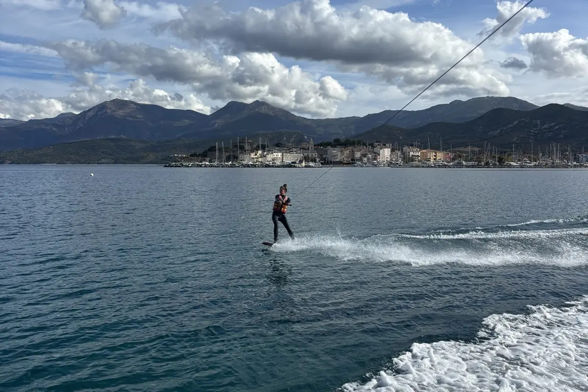 Pratiquant en ski nautique dans le golfe nde Saint-Florent en Haute-Corse